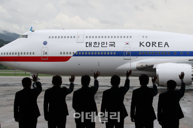 윤석열 대통령을 향해 손 흔드는 환송 인사들                                                                                                                                                        