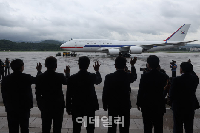 공군 1호기를 향해 손 흔드는 환송 인사들                                                                                                                                                           