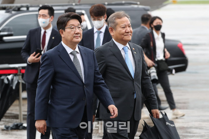 환송 마친 권성동 원내대표-이상민 장관                                                                                                                                                             