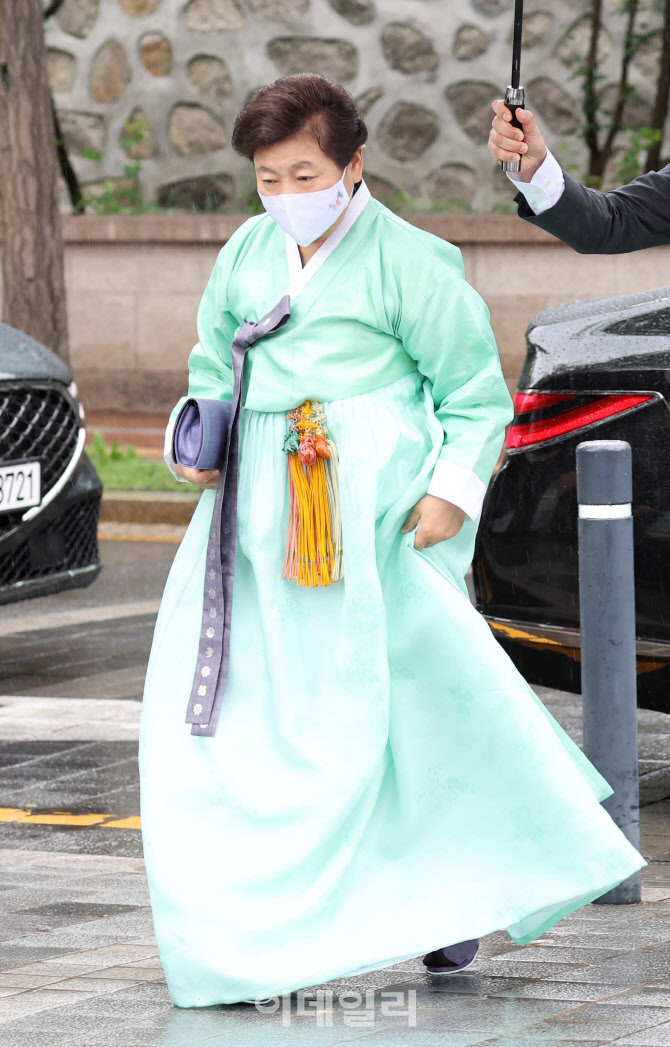 '정의선 회장 장녀 결혼식 참석하는 현정은 회장'                                                                                                                                          