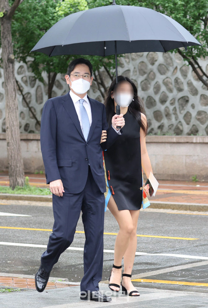 '딸과 함께 우산 쓴 이재용 부회장'                                                                                                                                                       