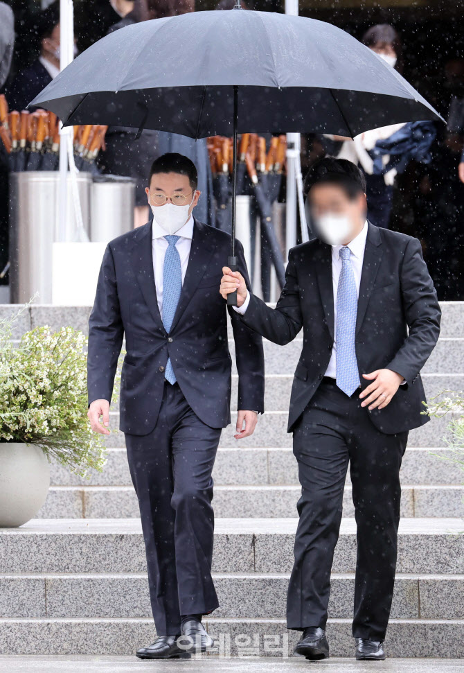 '결혼식장 나서는 구광모 회장'                                                                                                                                                           