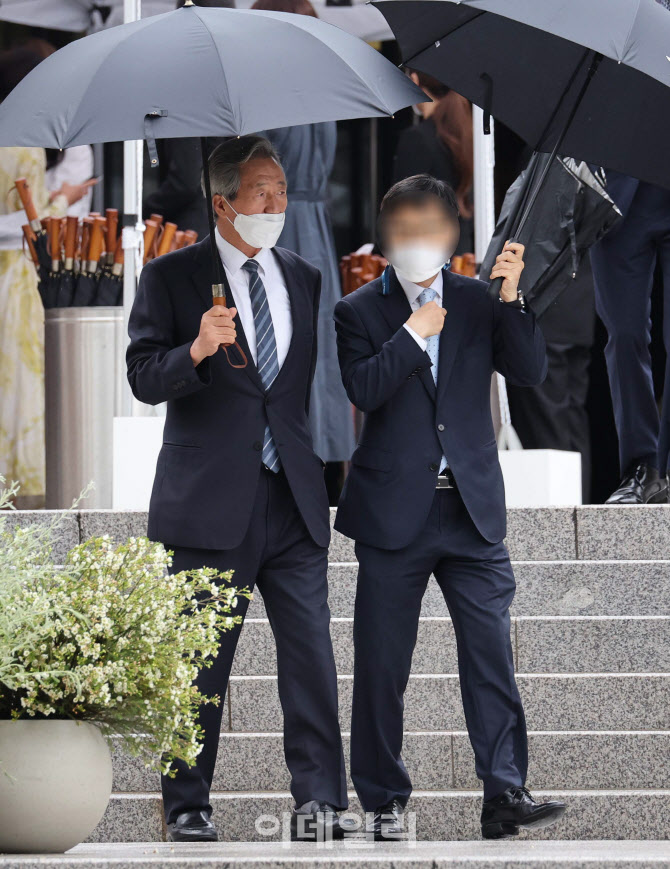 '결혼식장 나서는 정몽준 이사장'                                                                                                                                                         