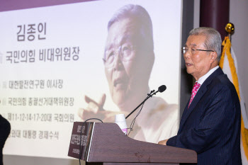 `미스터 쓴소리` 김종인의 일침…여당 의원에 "대통령만 보고 사는 집단"(종합)