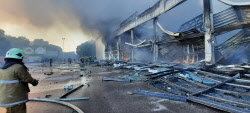 우크라 대형 쇼핑몰에 러 미사일 떨어져…최소 13명 사망