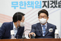 [포토]국민의힘 원내대책회의, '대화하는 권성동-성일종'                                                                                                                                         