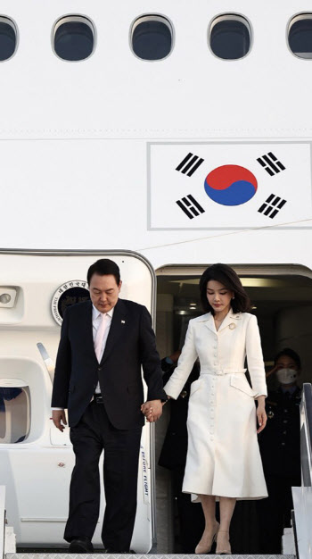 김건희 여사, 첫 해외 순방길 착용한 '발찌' 브랜드는