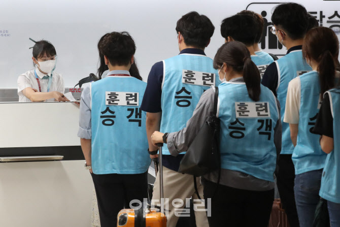 항의하는 승객 대응하는 항공사 직원                                                                                                                                                                