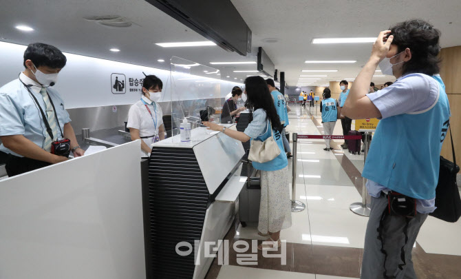 항공사 직원, 항의하는 승객 대응                                                                                                                                                                   