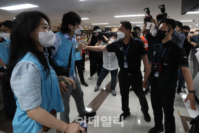 결항에 항의하는 승객들, 응대하는 공항 직원들                                                                                                                                                      