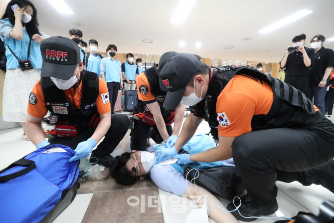 공항 내 승객 실신하자 응급조치                                                                                                                                                                    