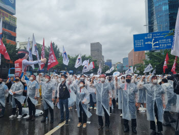 정부 해명에도…철도노조 "민영화 멈춰야" 폭우 속 대규모 집회