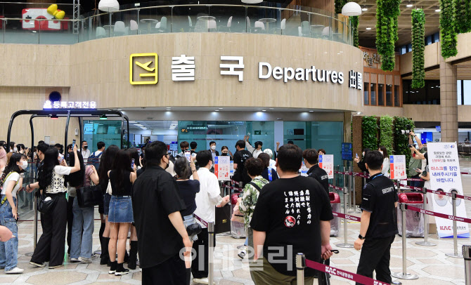 출국하는 승객들                                                                                                                                                                                   