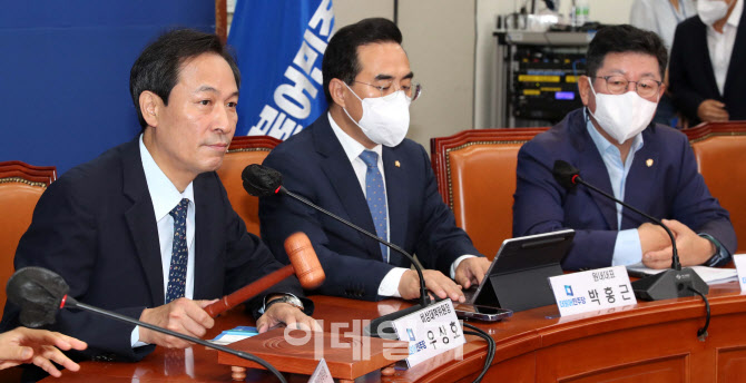 '민주당 비대위 주재하는 우상호'                                                                                                                                                         