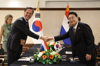 尹 “ASML 한국투자, 공급망 안정”…네덜란드 총리 “상호 협력”