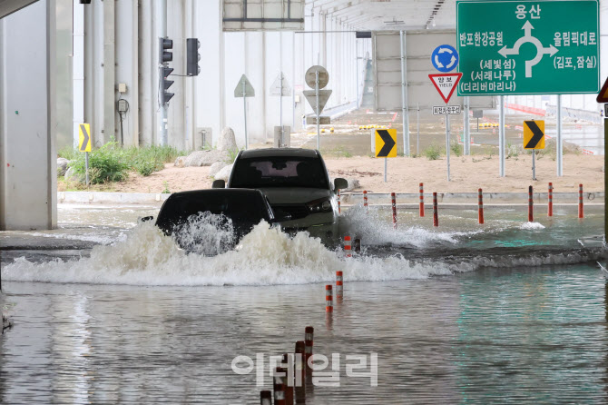 잠수교 빠져나온 차량들                                                                                                                                                                            