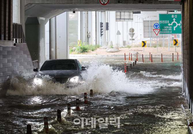 잠수교를 겨우 빠져나온 차량                                                                                                                                                                       