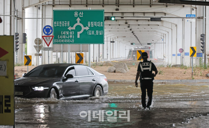 침수된 잠수교에서 나오는 차량                                                                                                                                                                     