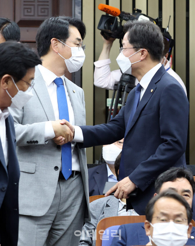 당대표 출마, '악수하는 박용진-강병원'                                                                                                                                                   
