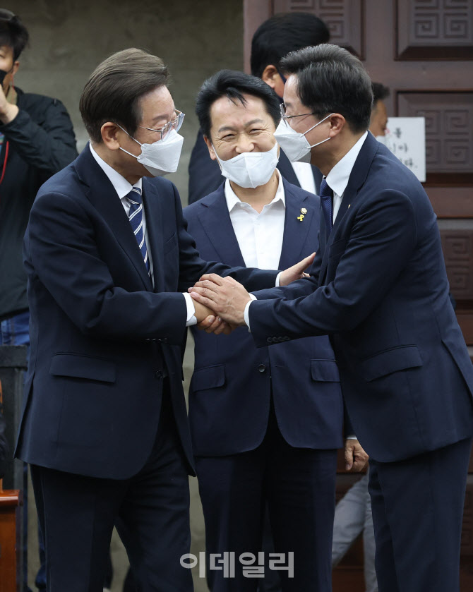 '민주당 의원총회 참석한 이재명-강병원'                                                                                                                                                  