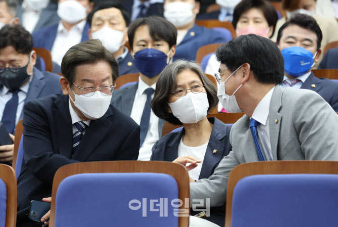 민주당 의원총회, '대화하는 이재명-박용진'                                                                                                                                               