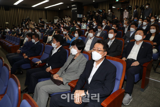 '민주당 의원총회 개최'                                                                                                                                                                  