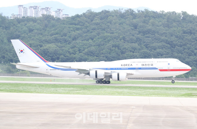 서울공항으로 들어서는 공군1호기                                                                                                                                                                   
