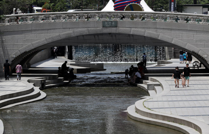 [수정본] 그늘에서 더위 식히는 시민들                                                                                                                                                                    