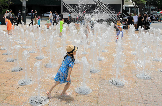 물놀이 즐기는 어린이들                                                                                                                                                                                  