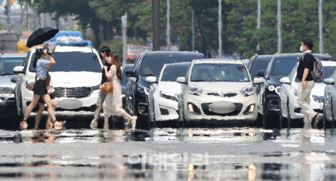 '장마 끝나니 폭염'                                                                                                                                                                      