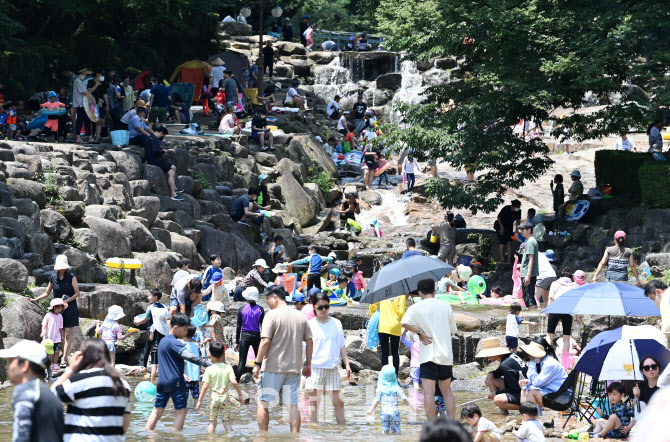 인파로 북적이는 계곡                                                                                                                                                                              