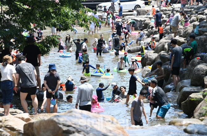 계곡에서 휴일 즐기는 시민들                                                                                                                                                                       