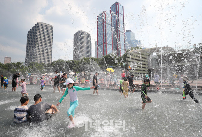 '물빛광장에서 물놀이'                                                                                                                                                                   
