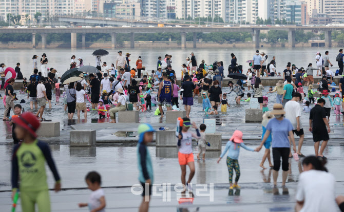 '폭염에 북적이는 물빛광장'                                                                                                                                                              