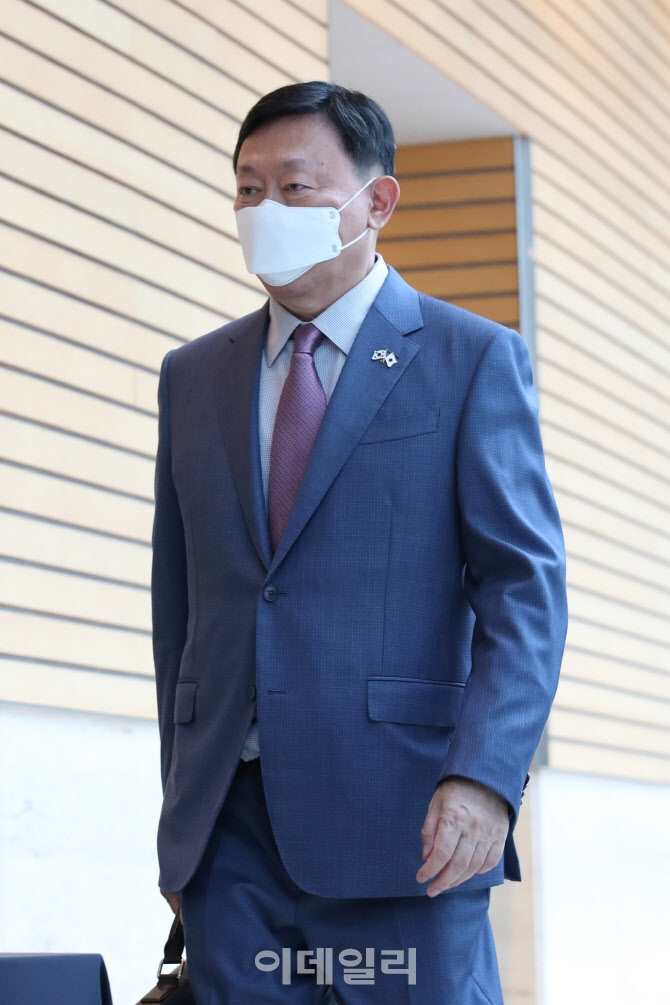 행사장으로 향하는 신동빈 롯데그룹 회장                                                                                                                                                            