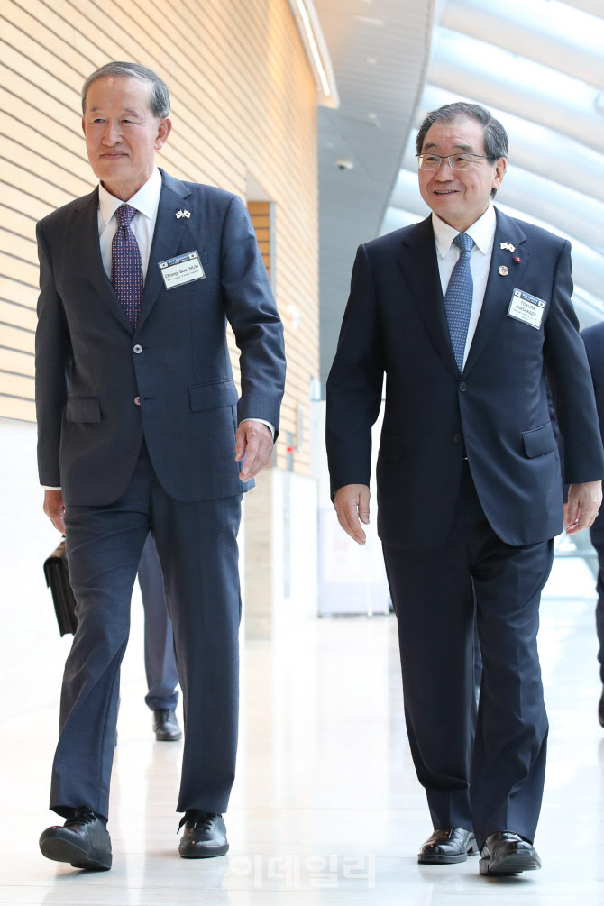 행사장으로 향하는 허창수 회장-토쿠라 마사카즈 회장                                                                                                                                                