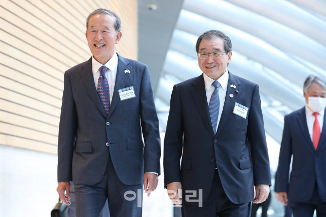 허창수 회장-토쿠라 마사카즈 회장, 미소 지으며 입장                                                                                                                                                