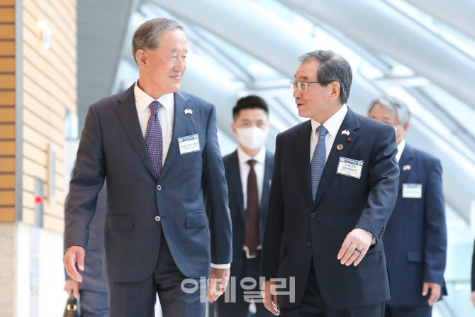 대화 나누는 허창수 회장-토쿠라 마사카즈 회장                                                                                                                                                      