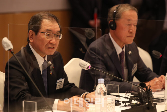 인사말하는 도쿠라 마사카즈 게이단렌 회장                                                                                                                                                          