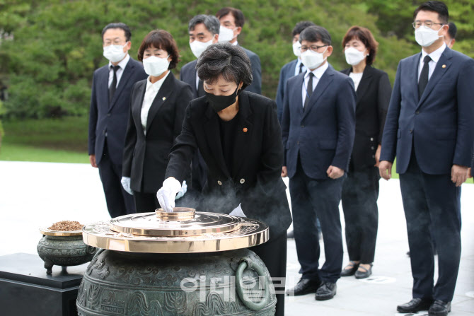 분향하는 박순애 사회 부총리                                                                                                                                                                       