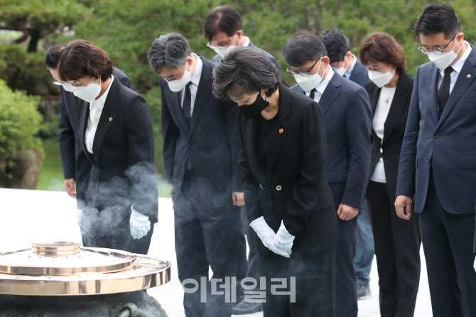 현충원 찾은 박순애 신임 사회부총리                                                                                                                                                                