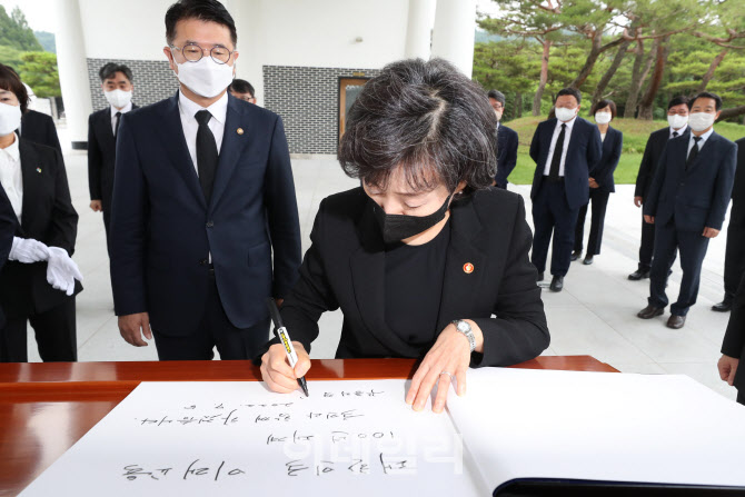 방명록 작성하는 박순애 사회부총리                                                                                                                                                                 