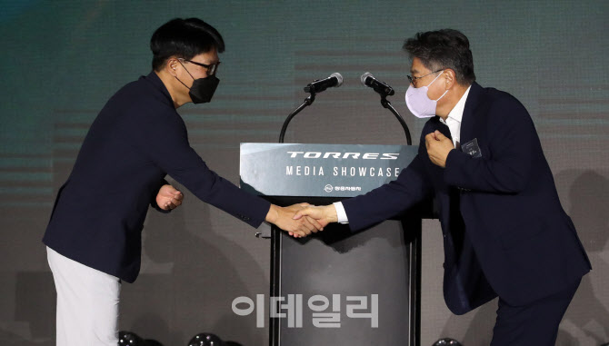 인사 나누는 곽재선 KG·이데일리 회장-정용원 쌍용자동차 관리인                                                                                                                                     