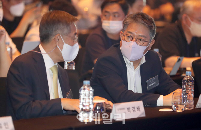 이야기 나누는 곽재선 KG·이데일리 회장-박경배 상거래채권단 대표                                                                                                                                   