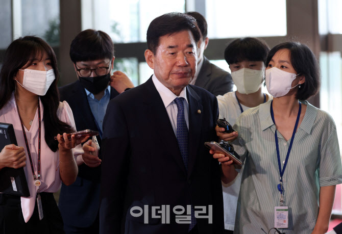 '취재진 질문 받으며 국회 출근하는 김진표'                                                                                                                                               