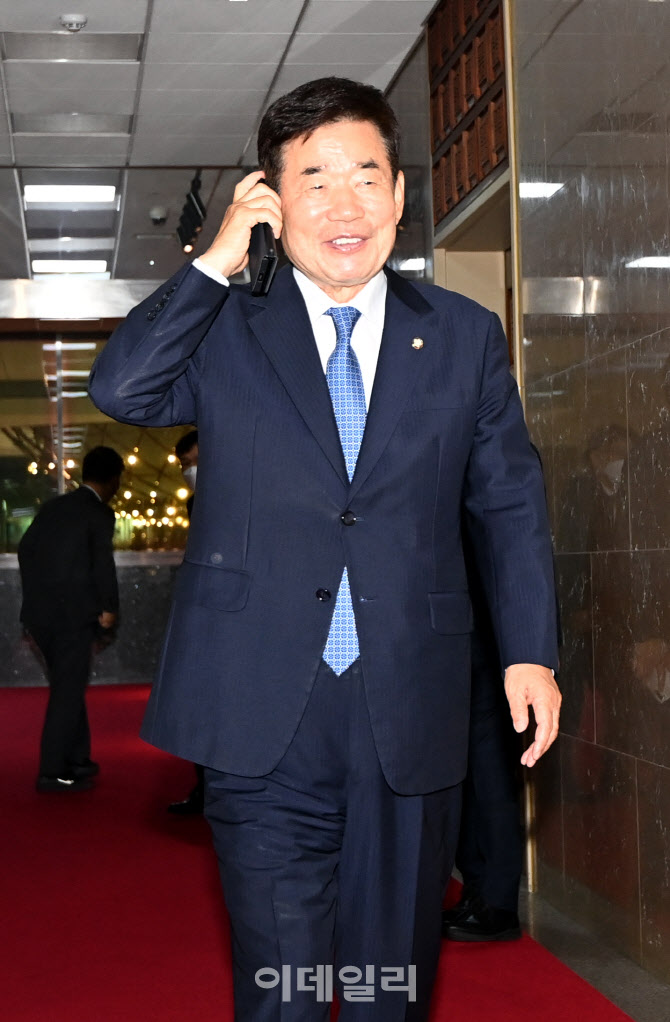 김진표 국회의장, '미소 보이며 출근'                                                                                                                                                     