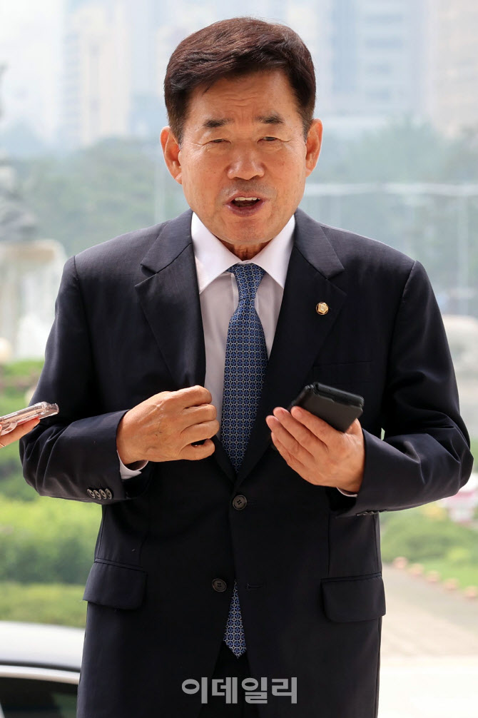 '국회 들어서는 김진표 국회의장'                                                                                                                                                         