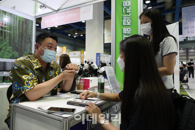 채용 상담 받는 구직자들                                                                                                                                                                           