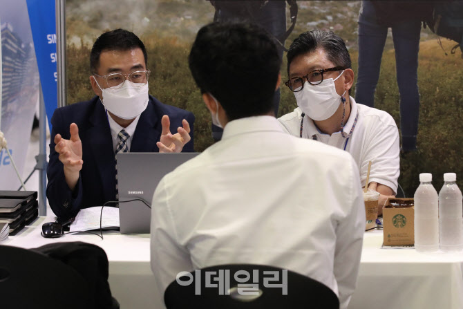 채용 상담 받는 구직자                                                                                                                                                                             