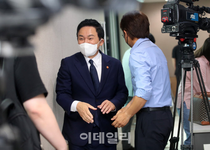  보도진과 인사나누는 원희룡                                                                                                                                                                       